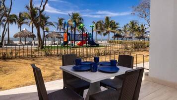 Appartement, balkon, uitzicht op zee | Buiten dineren