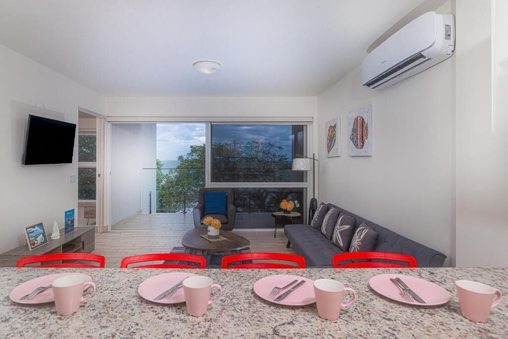 Apartment, Balkon, Meerblick | Wohnbereich | 50-Zoll-Smart-TV mit Kabelempfang