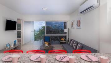 Apartment, Balkon, Meerblick | Wohnbereich | 50-Zoll-Smart-TV mit Kabelempfang