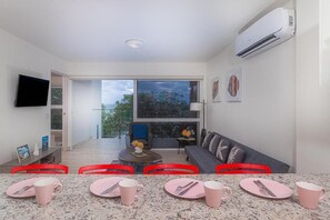 Apartment, Balkon, Meerblick | Wohnbereich | 50-Zoll-Smart-TV mit Kabelempfang