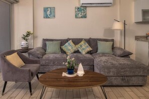 Apartment, Balkon, Meerblick | Wohnbereich | 50-Zoll-Smart-TV mit Kabelempfang