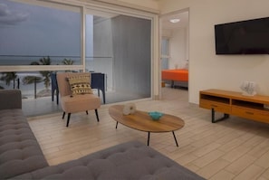 Leilighet, balkong, sjøutsikt | Oppholdsområde | En 50-tommers smart-TV med kabel-kanaler