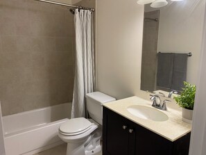 Secadora de cabello, toallas, jabón, papel de baño 