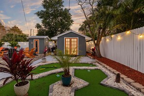 Terrace/patio - Family Luxury Escape Heated Pool, Spa, Mini Golf, Arcade (Largo)