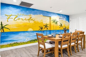 Dining - Family Luxury Escape Heated Pool, Spa, Mini Golf, Arcade (Largo)