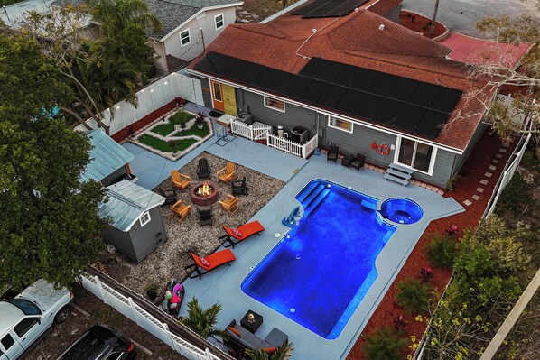 Il s’agit d’une propriété résidentielle dotée d’une piscine, d’un espace extérieur aménagé et d’une cour clôturée.