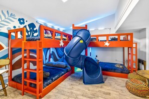 5 bedrooms, iron/ironing board, travel cot, WiFi - Family Luxury Escape Heated Pool, Spa, Mini Golf, Arcade (Largo)