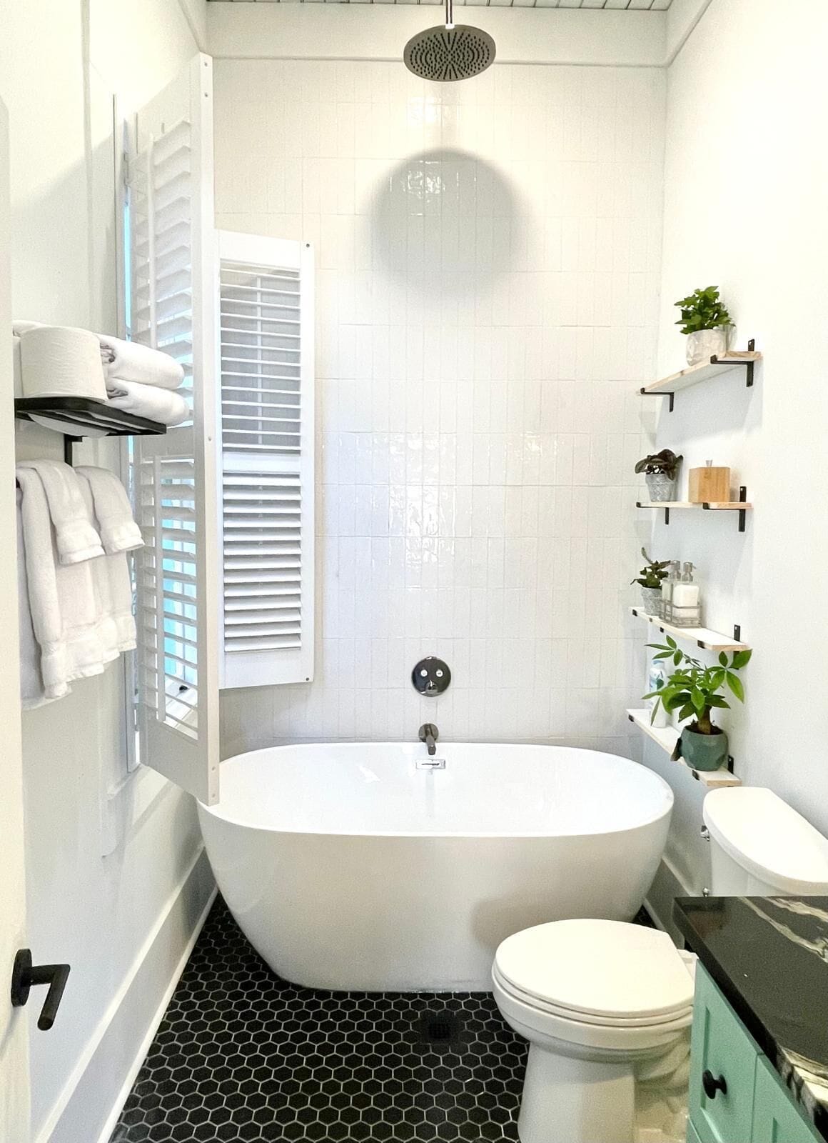 Sèche-cheveux, serviettes fournies, savon, papier toilette