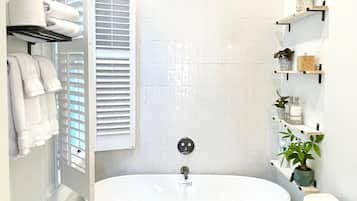 SĂšche-cheveux, serviettes fournies, savon, papier toilette