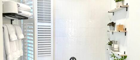 Haartrockner, Handtücher, Seife, Toilettenpapier