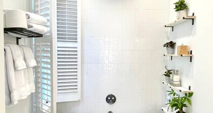 1 bed 1 bath in tranquil New Orleans style cottage