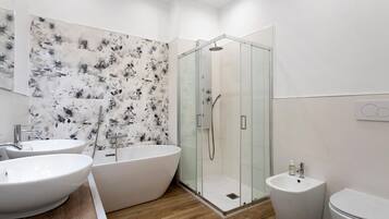 Dusche, Haartrockner, Handtücher