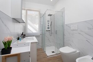 Dusche, Haartrockner, Handtücher