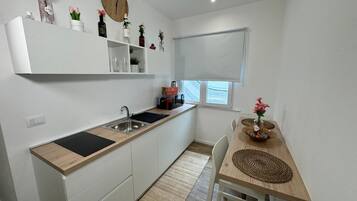 Kylskåp, mikrovågsugn, spishäll och kaffe- och tebryggare