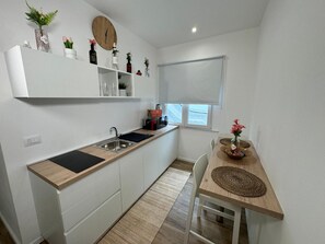 Kylskåp, mikrovågsugn, spishäll och kaffe- och tebryggare