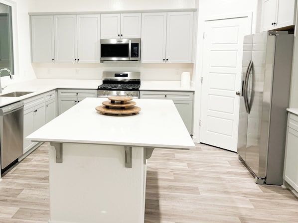 Private kitchen - Cozy 2-bedroom bungalow in beautiful Fresno with AC (Fresno)