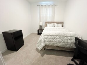 2 bedrooms, iron/ironing board, WiFi, bed sheets - Cozy 2-bedroom bungalow in beautiful Fresno with AC (Fresno)