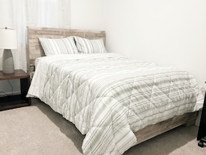 2 bedrooms, iron/ironing board, WiFi, bed sheets - Cozy 2-bedroom bungalow in beautiful Fresno with AC (Fresno)