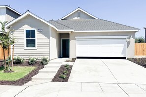 Exterior - Cozy 2-bedroom bungalow in beautiful Fresno with AC (Fresno)