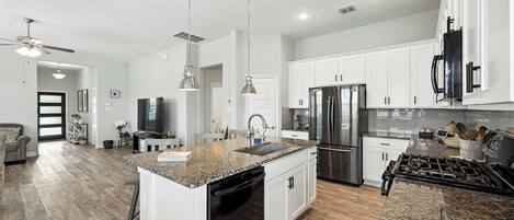 Een koelkast, een magnetron, een kookplaat, een vaatwasser