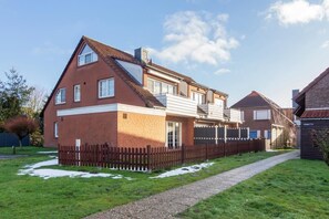 Exterior - Ferienwohnung Tina - Nordsternstraße 9 offers you a cozy and comfortably furnished accommodation in a quiet location, ideal for a relaxing vacation at the North Sea. Enjoy relaxing days, pleasant living comfort and short distances. (Norden)