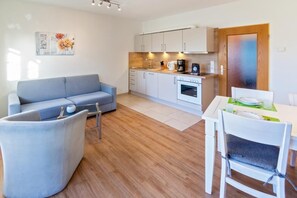 Interior - Ferienwohnung Tina - Nordsternstraße 9 offers you a cozy and comfortably furnished accommodation in a quiet location, ideal for a relaxing vacation at the North Sea. Enjoy relaxing days, pleasant living comfort and short distances. (Norden)