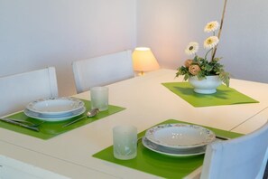 Dining - Ferienwohnung Tina - Nordsternstraße 9 offers you a cozy and comfortably furnished accommodation in a quiet location, ideal for a relaxing vacation at the North Sea. Enjoy relaxing days, pleasant living comfort and short distances. (Norden)
