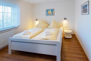 1 bedroom, free WiFi - Ferienwohnung Tina - Nordsternstraße 9 offers you a cozy and comfortably furnished accommodation in a quiet location, ideal for a relaxing vacation at the North Sea. Enjoy relaxing days, pleasant living comfort and short distances. (Norden)