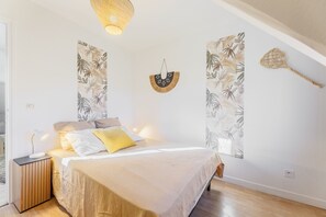 Tabla de planchar con plancha, wifi gratis y ropa de cama 