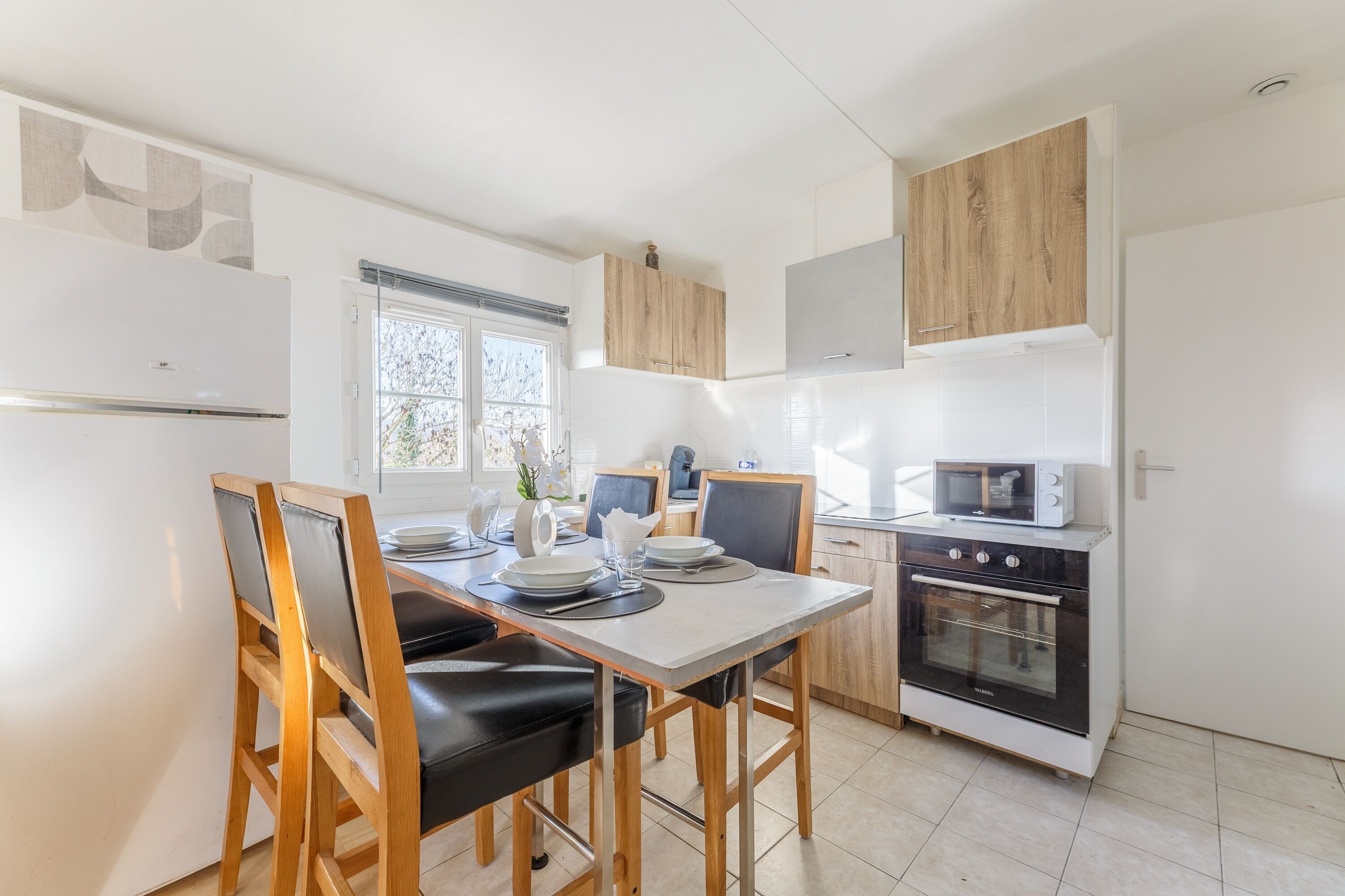 Fridge, microwave, oven, coffee/tea maker