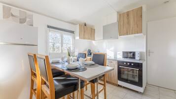 Fridge, microwave, oven, coffee/tea maker