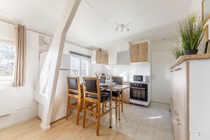 Geladeira, micro-ondas, fogão, cafeteira/chaleira