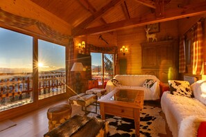 TV, fireplace - White Cocoon - Chalet avec Vue sur Montagne (Font-Romeu)