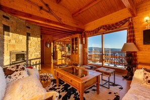 TV, fireplace - White Cocoon - Chalet avec Vue sur Montagne (Font-Romeu)