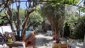 A patio area with a pool, outdoor seating, and potted plants. - Soleil Provençal - Avec piscine privée (Avignon)