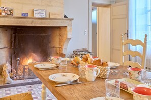 Dining - Château Tour Chapoux - Piscine privée (Saint-Antoine-du-Queyret)
