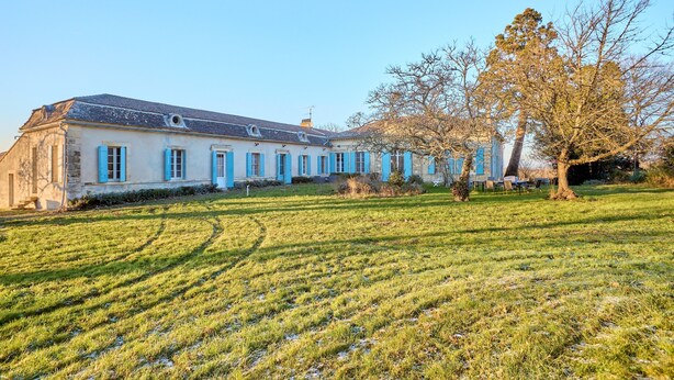A large, historic building with a symmetrical facade, multiple windows, and a well-maintained lawn in front. - Château Tour Chapoux - Piscine privée (Saint-Antoine-du-Queyret)