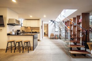 Fridge, microwave, oven, stovetop - Penthouse in Condesa + Cathedral View Terrace + 3BR Ensuite + Prime Location (Ciudad de México)