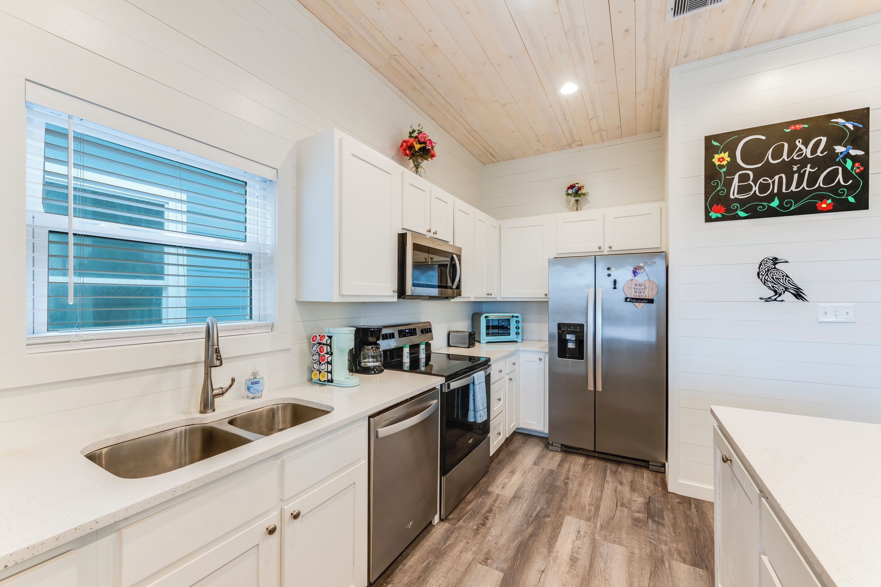 Geladeira, micro-ondas, fogão, cooktop