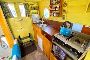 Private kitchen - Jellybean - cute and cosy tiny houseboat in a nature reserve by the sea. (Shoreham-by-Sea)