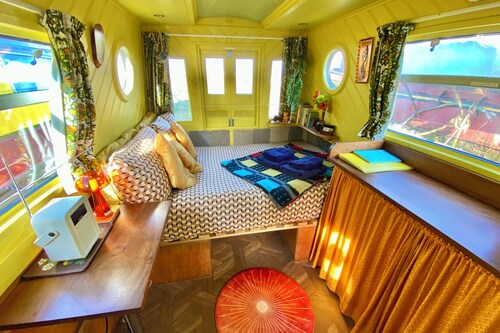 Jellybean - cute and cosy tiny houseboat in a nature reserve by the sea.