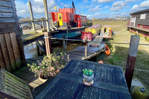 Jellybean - cute and cosy tiny houseboat in a nature reserve by the sea.