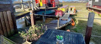 Jellybean - cute and cosy tiny houseboat in a nature reserve by the sea.