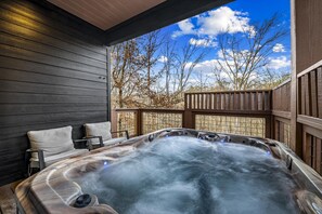 Outdoor spa tub - Indoor Heated Pool~Game Room~Families Welcome! (Sevierville)