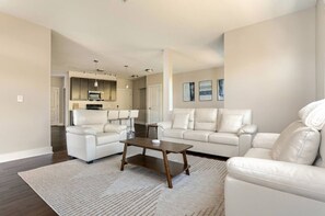 Smart TV, chimenea y libros 