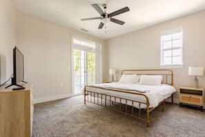 3 habitaciones, escritorio y tabla de planchar con plancha