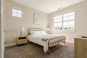 3 habitaciones, escritorio y tabla de planchar con plancha 