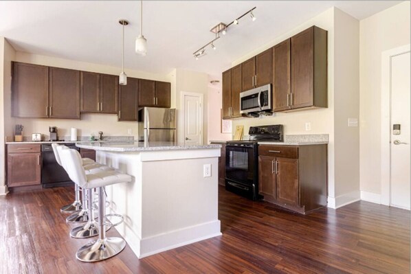 Refrigerador, microondas, horno y parrilla de estufa 