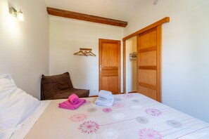 WiFi, bed sheets - "Galet" room with shared terrace, Wi-Fi, and air conditioning (Colombiers)