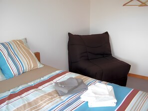 WiFi, bed sheets - Room 'Chambre Galet' with Shared Terrace, Wi-Fi and Air Conditioning (Colombiers)